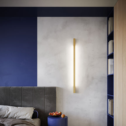 Applique Barre Contemporaine dorée allumée en tête de lit dans une chambre contemporaine
