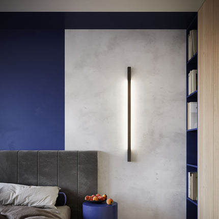 Applique Barre Contemporaine noire allumée en tête de lit dans une chambre contemporaine