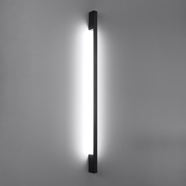 Applique Barre Contemporaine noire allumée, halo blanc neutre diffusé le long du mur
