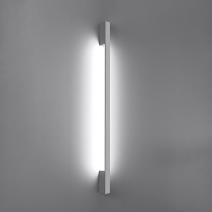 Applique Barre Contemporaine blanche allumée, halo blanc neutre diffusé le long du mur