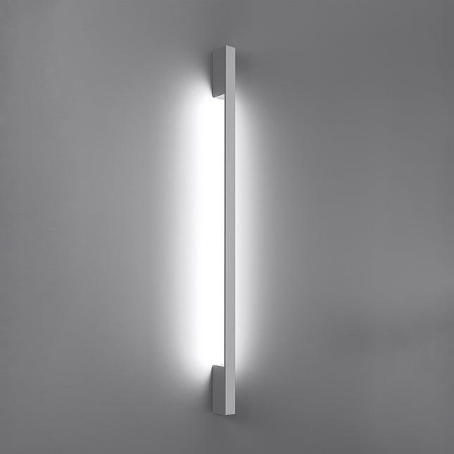 Applique Barre Contemporaine blanche allumée, halo blanc neutre diffusé le long du mur