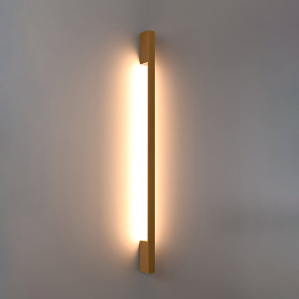 Applique Barre Contemporaine dorée allumée, halo blanc chaud diffusé le long du mur