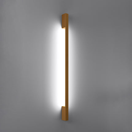 Applique Barre Contemporaine dorée allumée, halo blanc neutre diffusé le long du mur