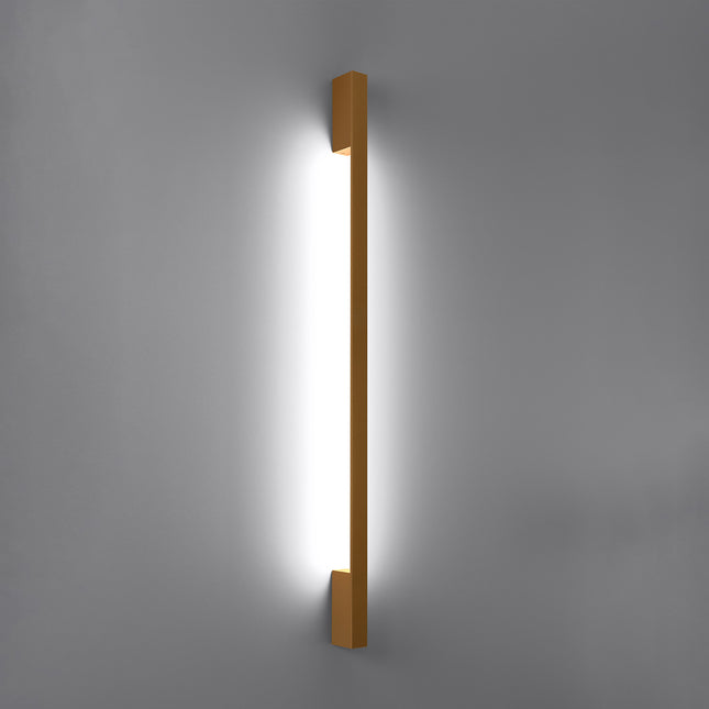 Applique Barre Contemporaine dorée allumée, halo blanc neutre diffusé le long du mur