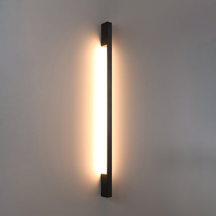 Applique Barre Contemporaine noire allumée, halo blanc chaud diffusé le long du mur