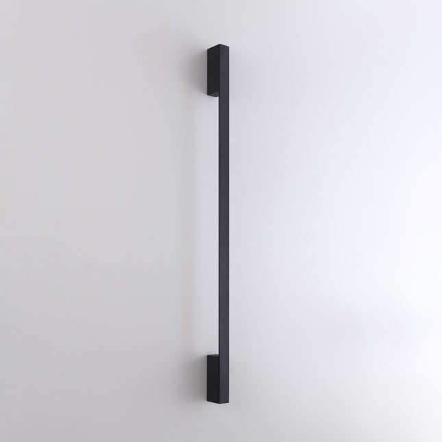 Applique Barre Contemporaine M en aluminium noir, barre murale fine de 120 cm, vue studio