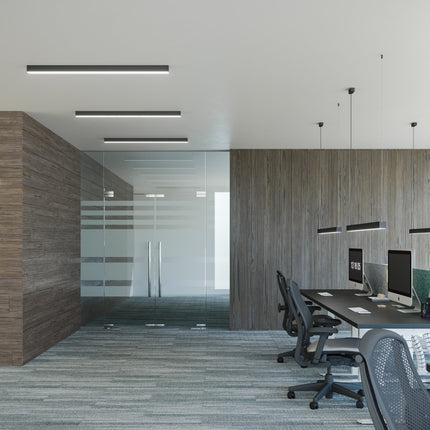 Barres moderne LED noires installées en plafonnier au plafond d'un bureau