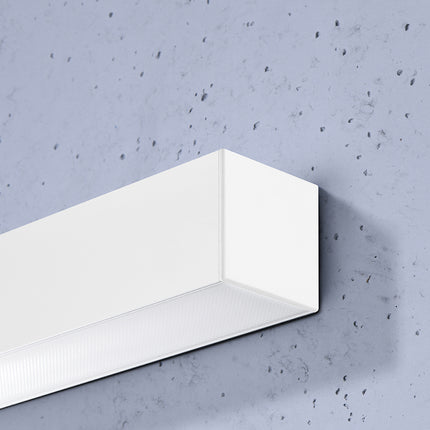 Détail de l'embout carré en aluminium blanc de l'applique barre moderne LED 150 cm