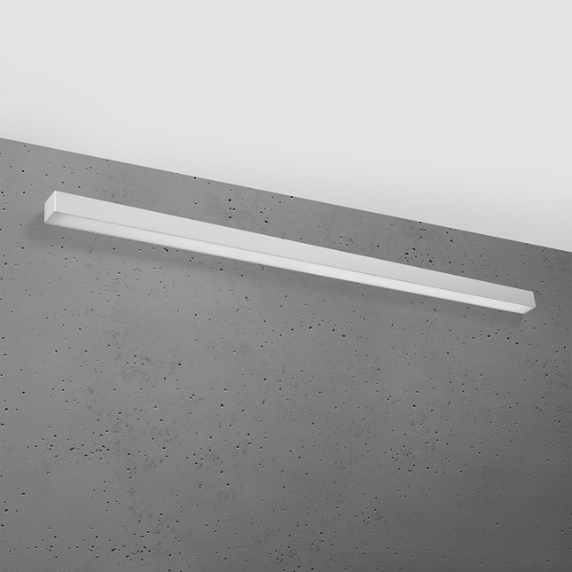 Applique barre moderne LED grise 150 cm installée sur un mur de béton