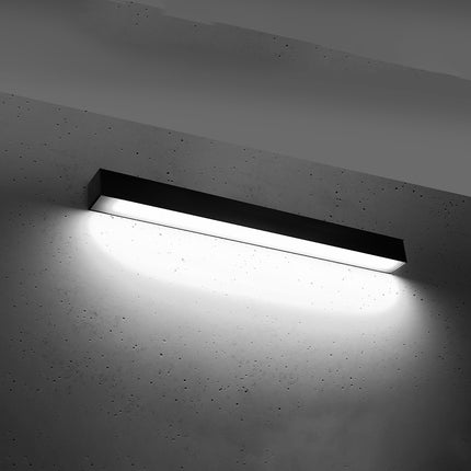 Applique barre moderne LED noire allumée, diffuseur opale lumineux homogène