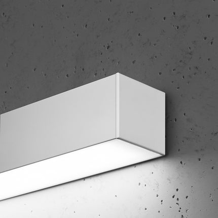 Détail du diffuseur opale de l'applique barre moderne LED blanche 90 cm sur mur béton