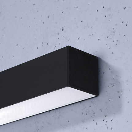 Détail de l'embout carré en aluminium noir de l'applique barre moderne LED 90 cm