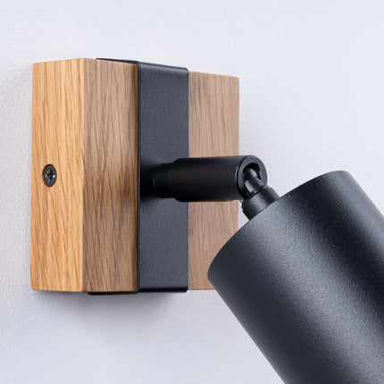 Détail de la rotule orientable de l’applique bois et acier noir