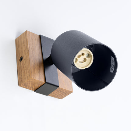 Détail du spot cylindrique noir de l’applique murale orientable