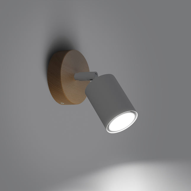 Gros plan sur le bras orientable en acier blanc fixé au socle en bois naturel