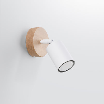 Applique bois et métal blanc avec spot LED allumé, ambiance tamisée