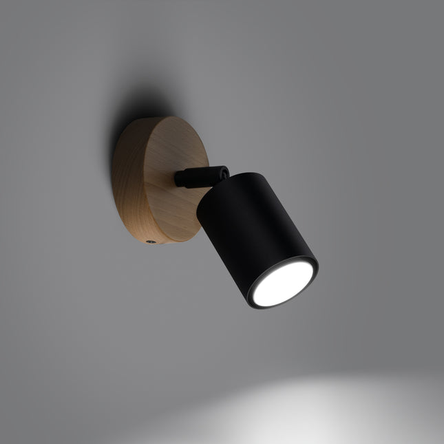 Gros plan sur le bras orientable en acier noir fixé au socle en bois naturel