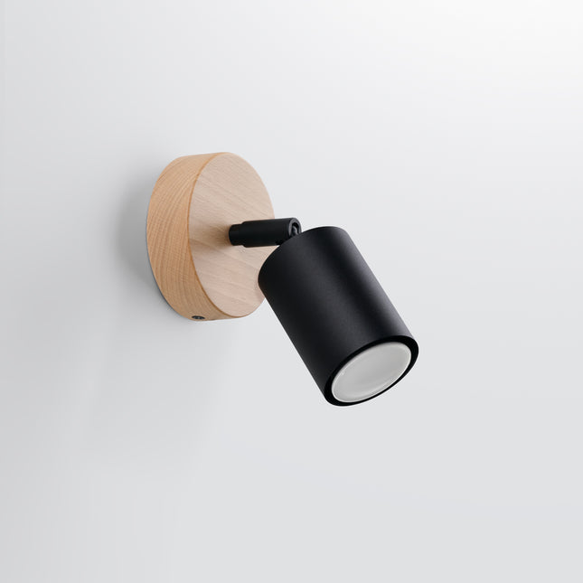 Applique bois et métal noir avec spot LED allumé, ambiance tamisée