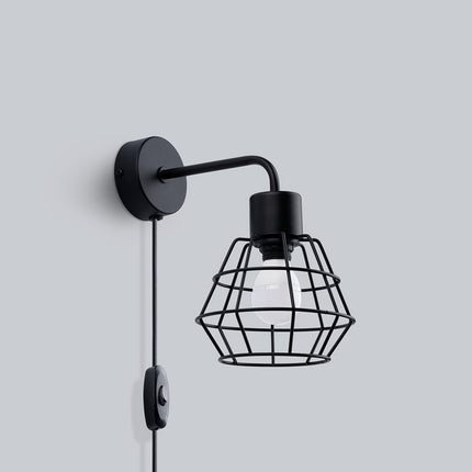 Vue de profil de l'applique murale Cage Moderne noire, cage en acier ajourée et bras métallique