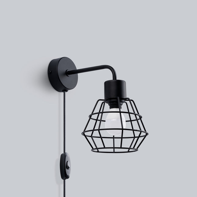 Vue de profil de l'applique murale Cage Moderne noire, cage en acier ajourée et bras métallique