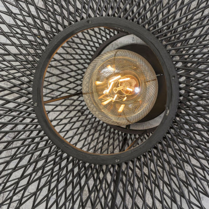 Vue de dessus de l'ampoule à filament au coeur de la structure en fer noir de l'applique Cango.