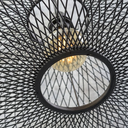 Vue intérieure de l'abat-jour en fil métallique avec la douille et l'ampoule E27 de l'applique Cango