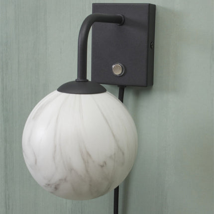 Applique murale Carrara globe marbre et noir dans une entrée d'intérieur
