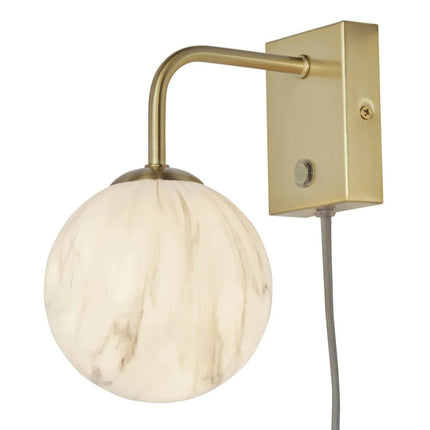 Applique murale Carrara globe marbre et or dans un bureau, lumière douce et discrète