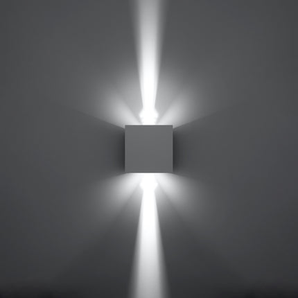 Applique carrée blanche LED IP54 allumée, faisceau étroit et concentré