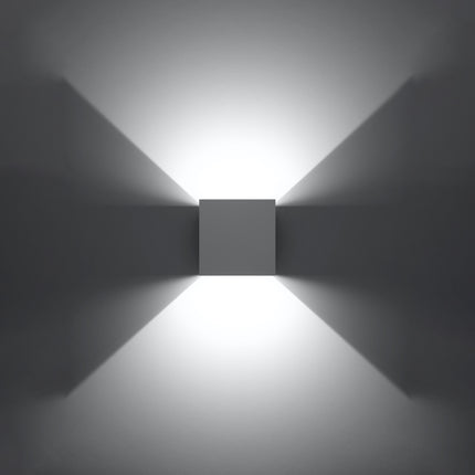 Applique carrée blanche LED IP54 allumée, faisceau large vers le haut et le bas