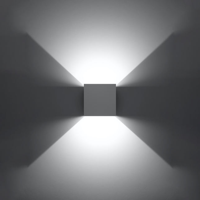 Applique carrée blanche LED IP54 allumée, faisceau large vers le haut et le bas