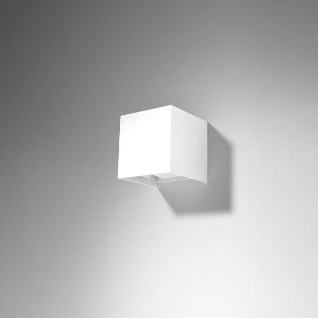 Applique carrée blanche LED IP54 fixée sur un mur gris