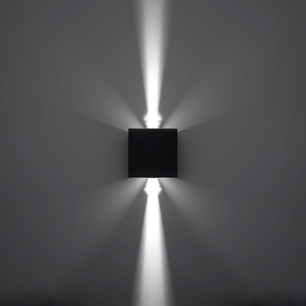 Applique carrée noire LED IP54 allumée, faisceau étroit et concentré