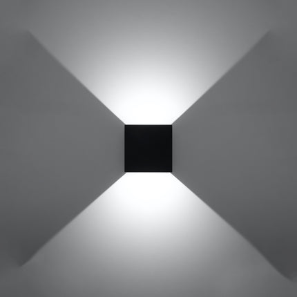 Applique carrée noire LED IP54 allumée, faisceau large vers le haut et le bas