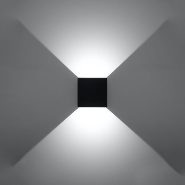 Applique carrée noire LED IP54 allumée, faisceau large vers le haut et le bas