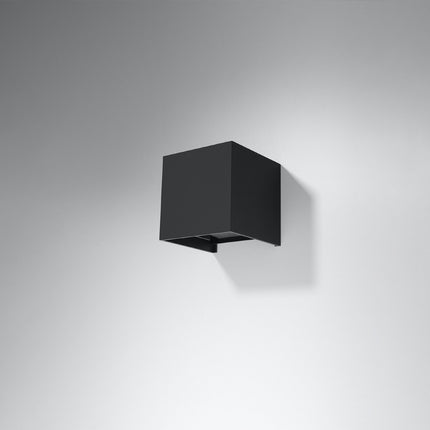 Applique carrée noire LED IP54 fixée sur un mur gris