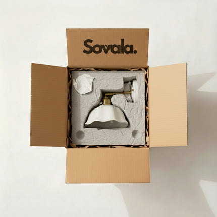 Applique murale en céramique blanche protégée dans son emballage carton Sovala