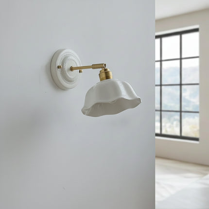 Applique murale en céramique blanche éteinte, bras en laiton doré et platine murale décorée