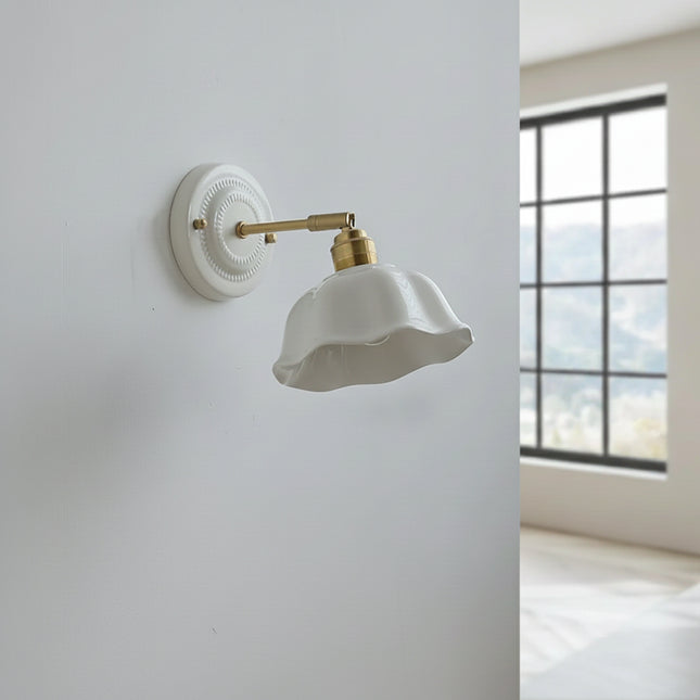 Applique murale en céramique blanche éteinte, bras en laiton doré et platine murale décorée