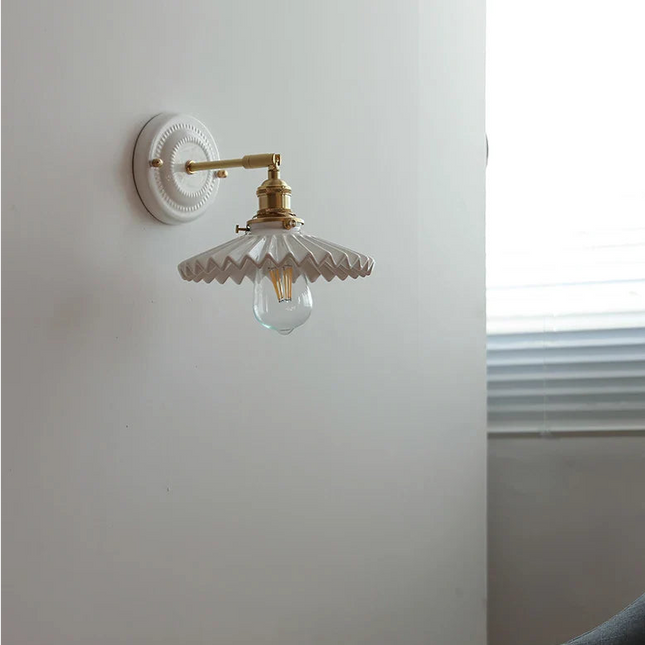 Applique murale vintage en céramique plissée forme éventail avec bras orientable en laiton doré