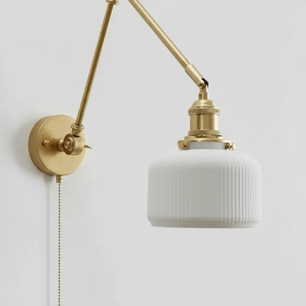 Aplique de pared vintage ajustable de latón con pantalla de cerámica