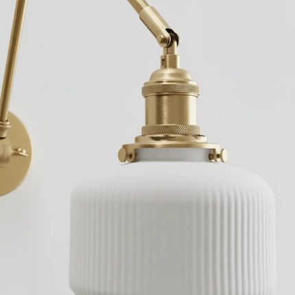 Aplique de pared vintage ajustable de latón con pantalla de cerámica