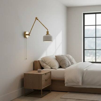 Aplique de pared vintage ajustable de latón con pantalla de cerámica