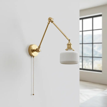 Aplique de pared vintage ajustable de latón con pantalla de cerámica