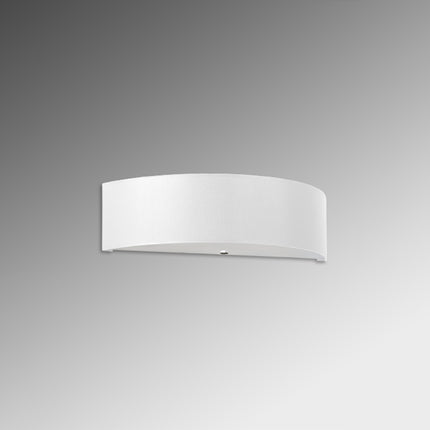 Applique murale Cercle Plein blanche en tissu, vue légèrement de côté sur fond clair.