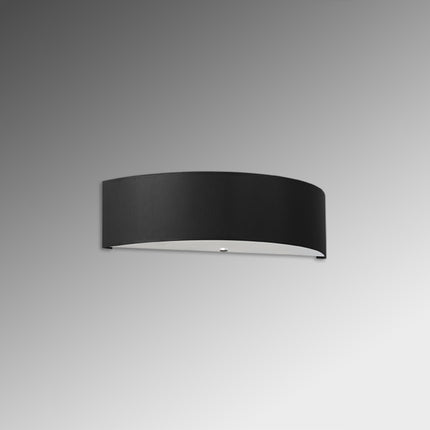 Applique murale Cercle Plein noire en tissu, vue légèrement de côté sur fond clair.