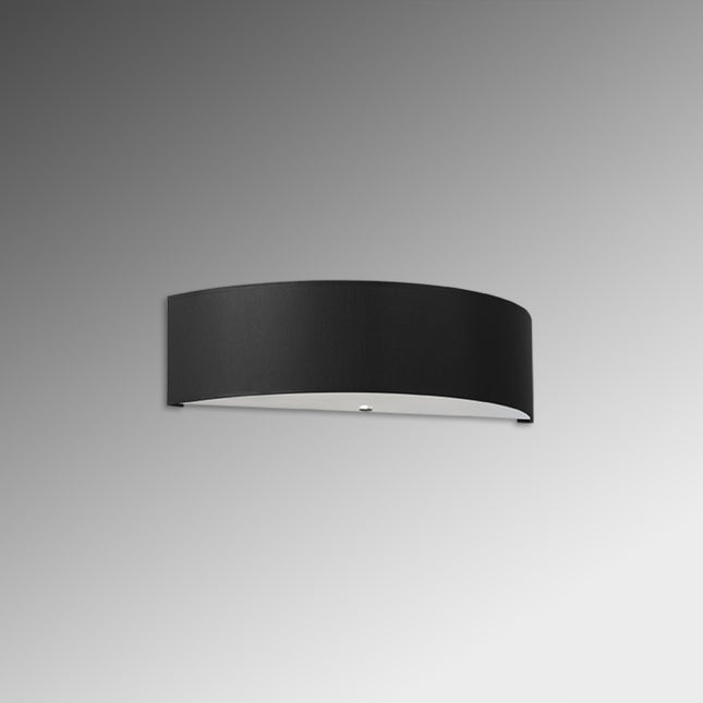 Applique murale Cercle Plein noire en tissu, vue légèrement de côté sur fond clair.