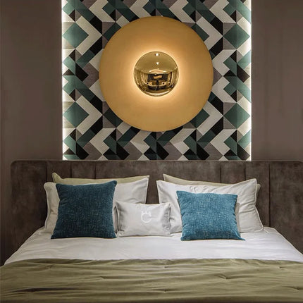 Applique circulaire en métal martelé décorant une chambre