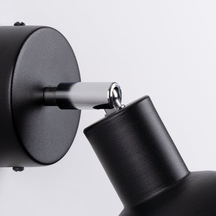 Applique Elba noire, angle rapproché sur la finition acier mat