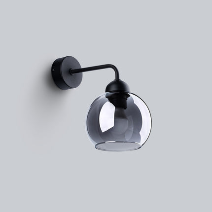 Vue de profil de l'applique murale Cloche, globe en verre fumé et fixation murale en acier noir